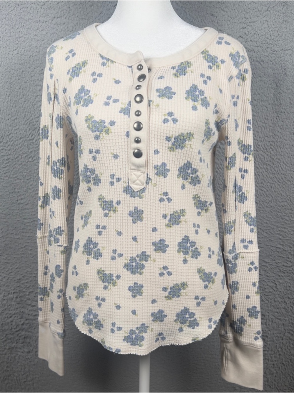 We The Free Everest Henley Tee Womens Medium Beige Floral Long Sleeve Top Preppy